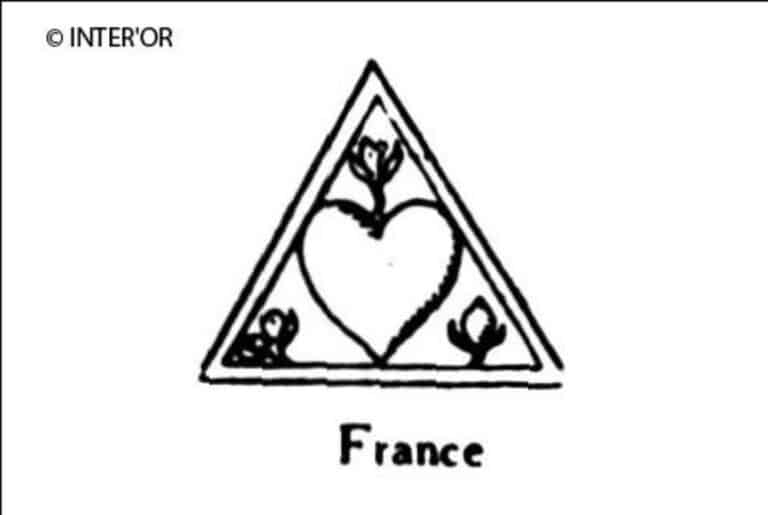 Cœur inscrit dans un triangle angle de trois fleurons