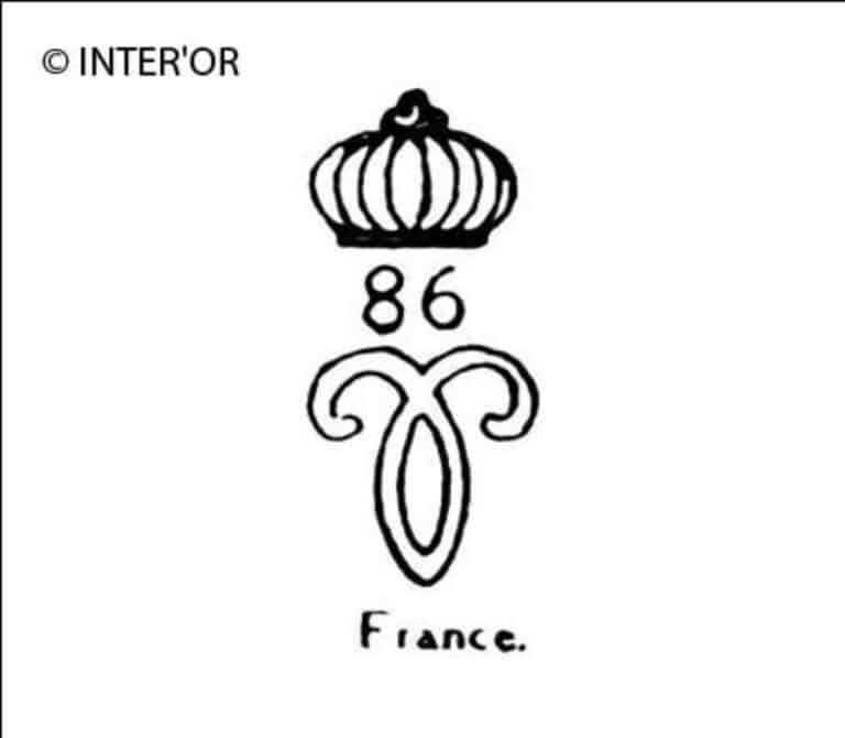 Le haut d'un p couronne avec chiffres 86