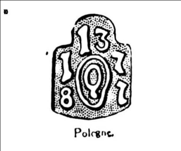 Lettre q dans un cercle surmonte du nombre 13