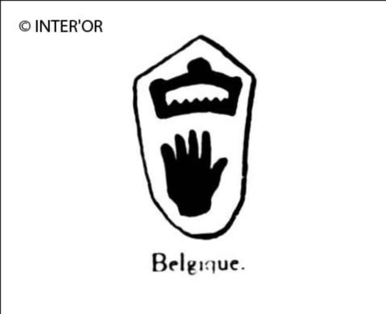 Main droite couronnee