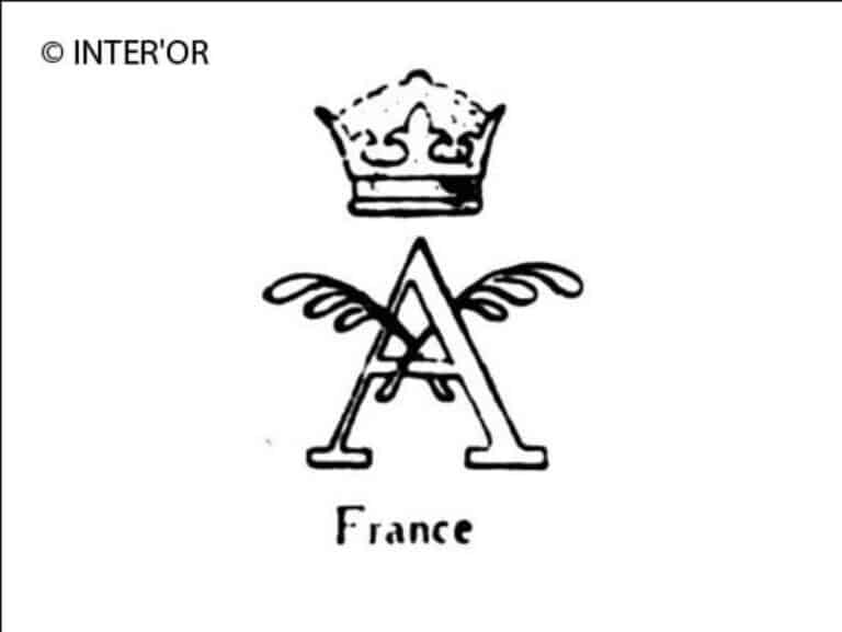 Majuscule a couronnee une palmette de chaque cote