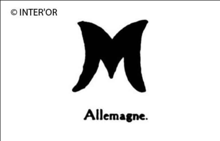Majuscule m