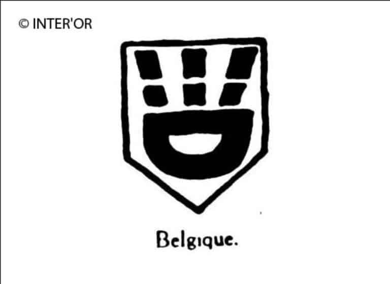 Tour a profil rectangulaire et crenelee